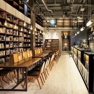 Lamp Light Books Otel